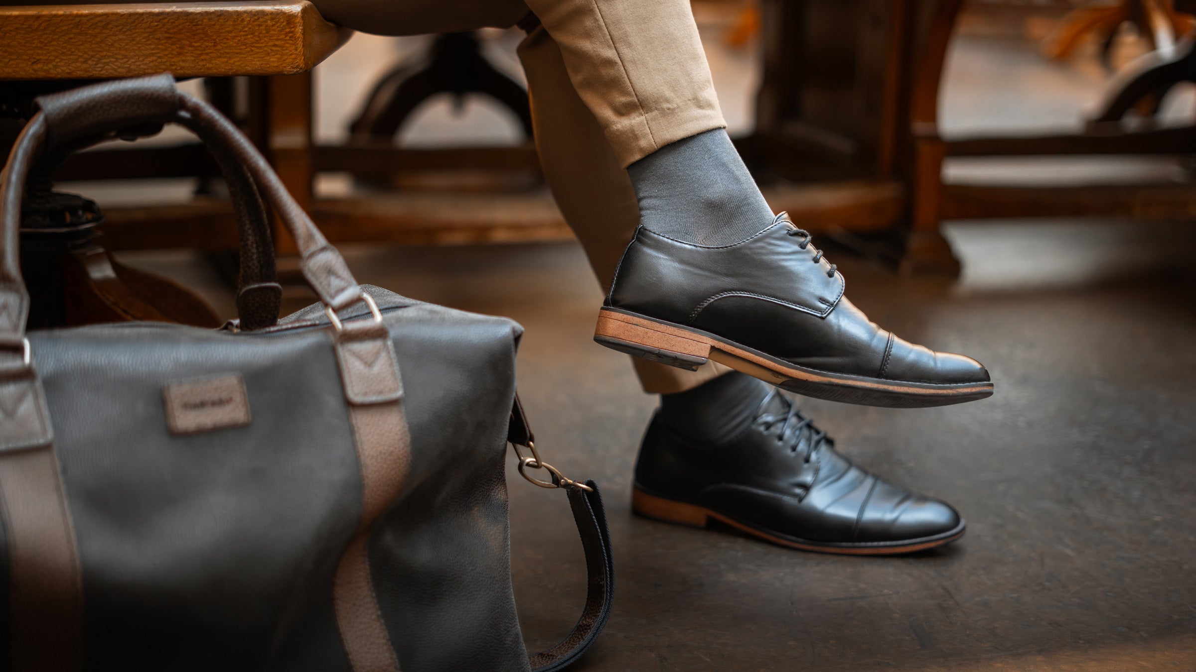 Business-Look mit grauen Businesssocken und Lederschuhen, perfekt für Alltag und Beruf – BLACKSOCKS Sockenabo